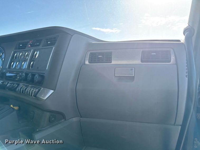 image for item EG7054 2015 Kenworth T880 roll-off container truck