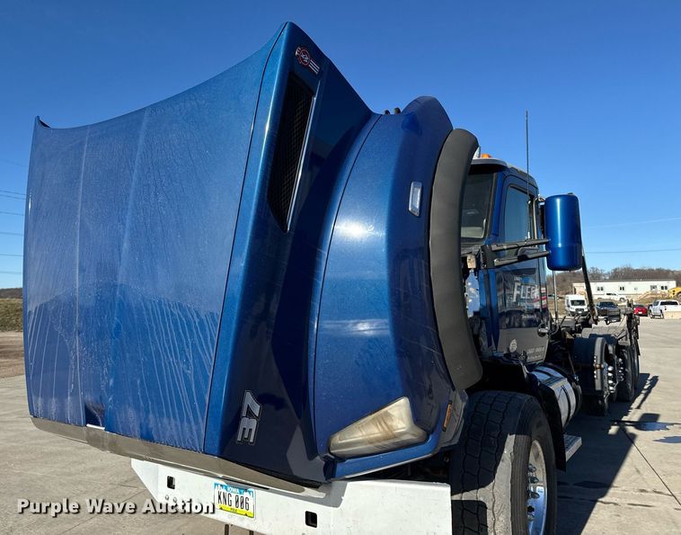 image for item EG7054 2015 Kenworth T880 roll-off container truck