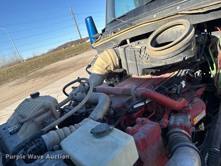 image for item EG7054 2015 Kenworth T880 roll-off container truck