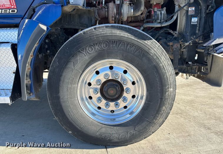 image for item EG7054 2015 Kenworth T880 roll-off container truck