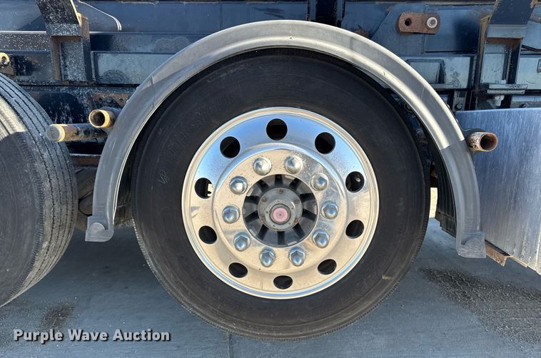 image for item EG7054 2015 Kenworth T880 roll-off container truck