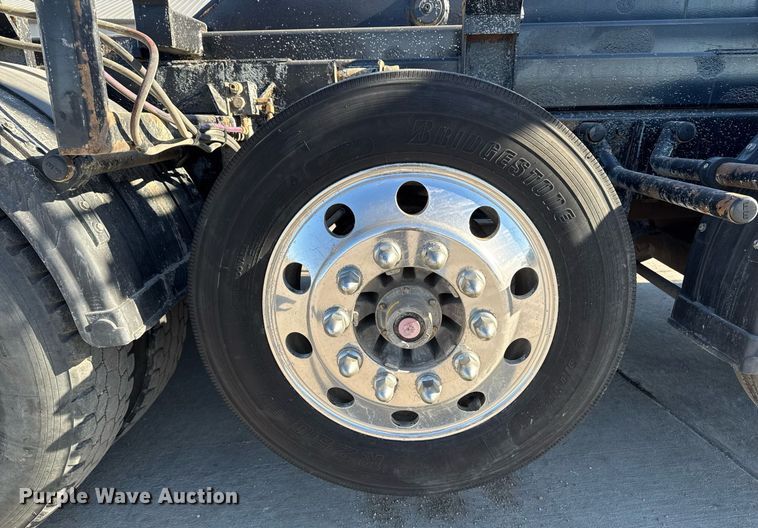 image for item EG7054 2015 Kenworth T880 roll-off container truck