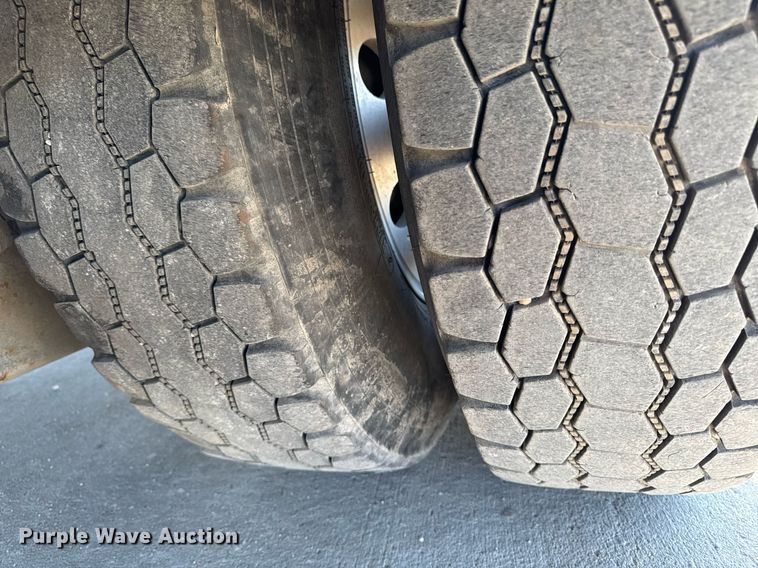 image for item EG7054 2015 Kenworth T880 roll-off container truck