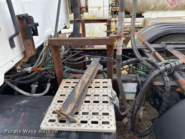 image for item EG7913 2000 Sterling AT9 semi truck