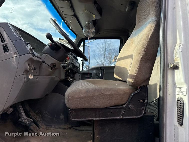 image for item EG7913 2000 Sterling AT9 semi truck