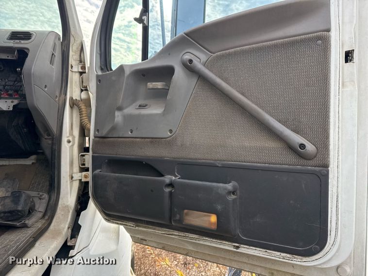 image for item EG7913 2000 Sterling AT9 semi truck