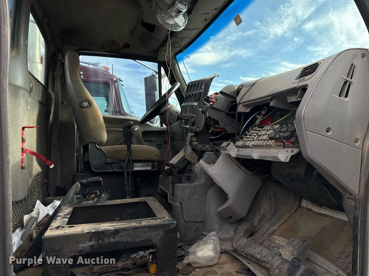 image for item EG7913 2000 Sterling AT9 semi truck