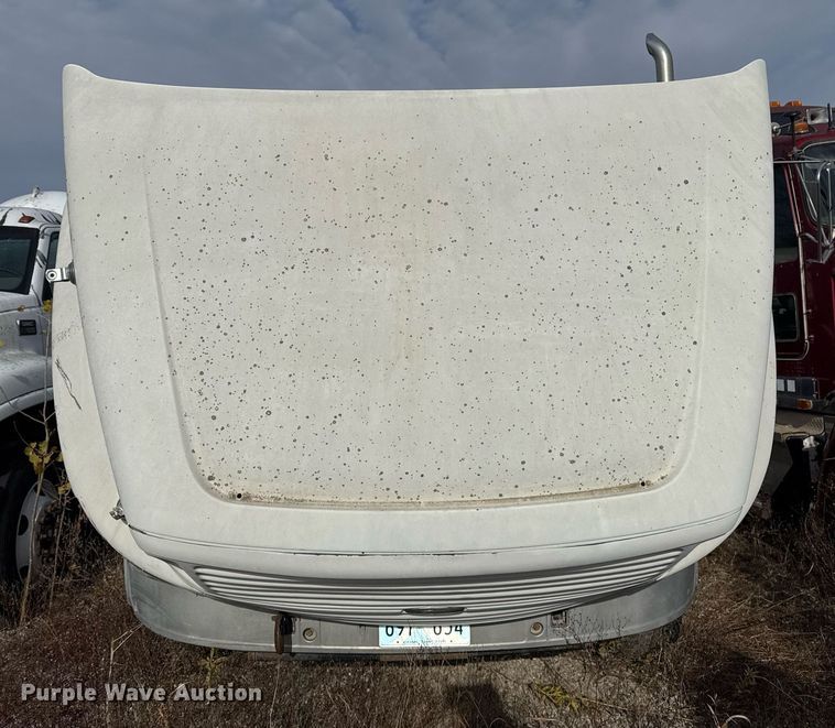 image for item EG7913 2000 Sterling AT9 semi truck