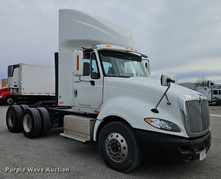 image for item EI8613 2014 International Prostar 122 semi truck