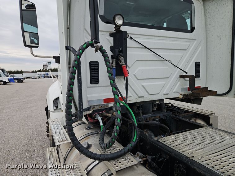 image for item EI8613 2014 International Prostar 122 semi truck