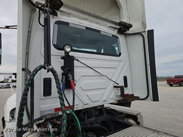 image for item EI8613 2014 International Prostar 122 semi truck