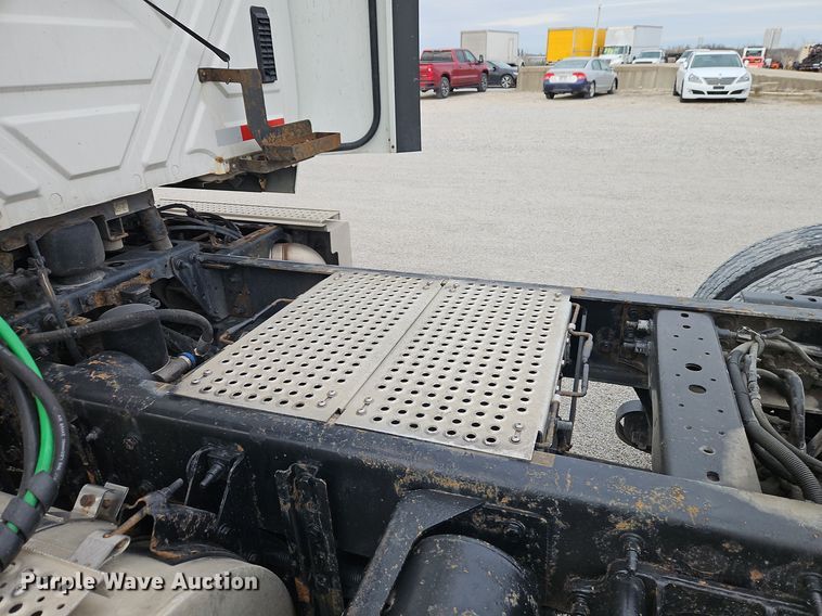 image for item EI8613 2014 International Prostar 122 semi truck