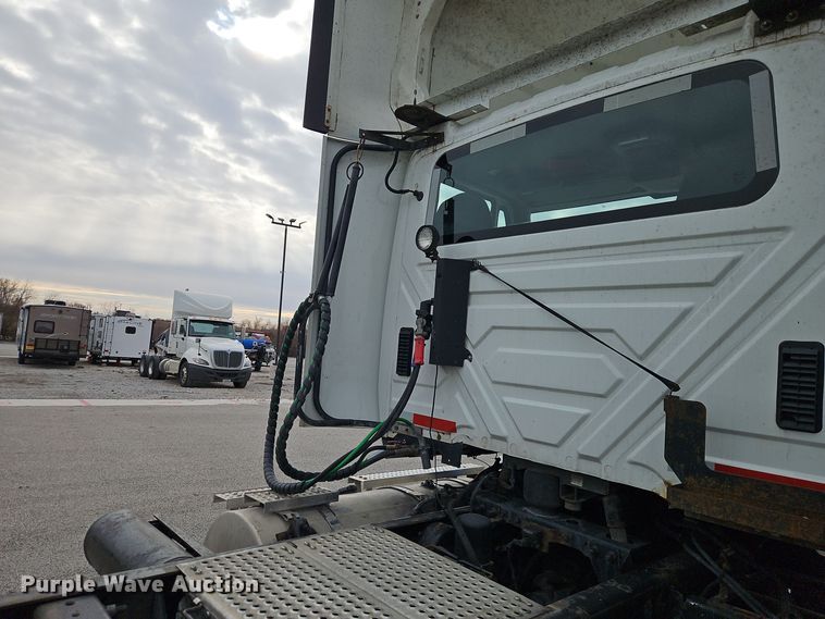 image for item EI8613 2014 International Prostar 122 semi truck