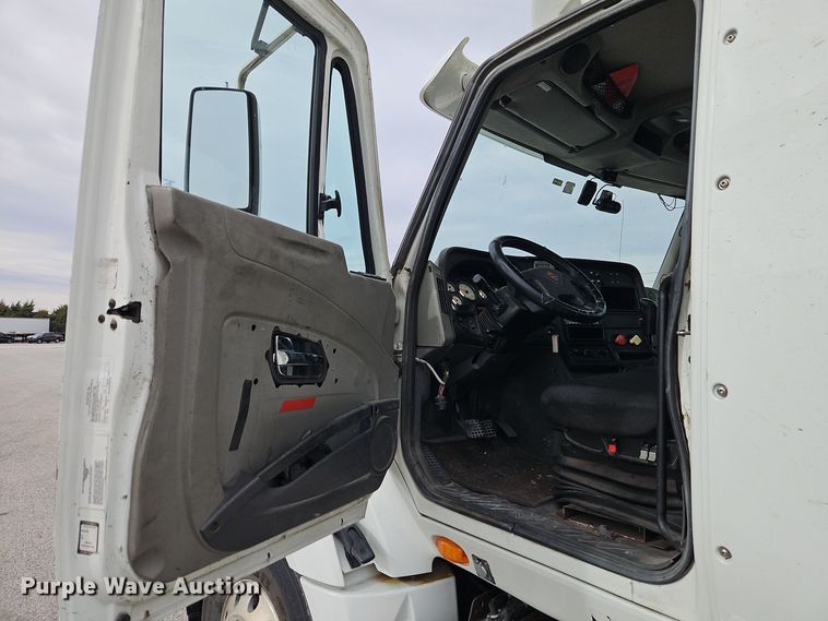 image for item EI8613 2014 International Prostar 122 semi truck