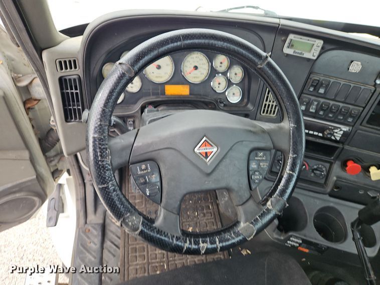 image for item EI8613 2014 International Prostar 122 semi truck