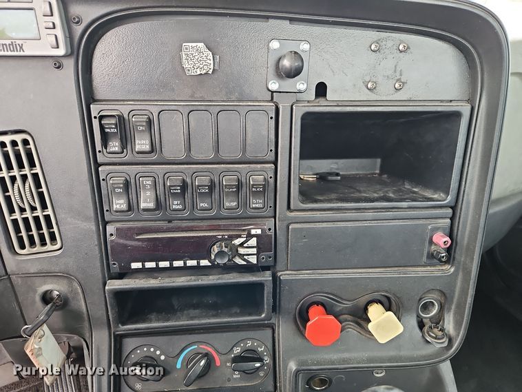 image for item EI8613 2014 International Prostar 122 semi truck