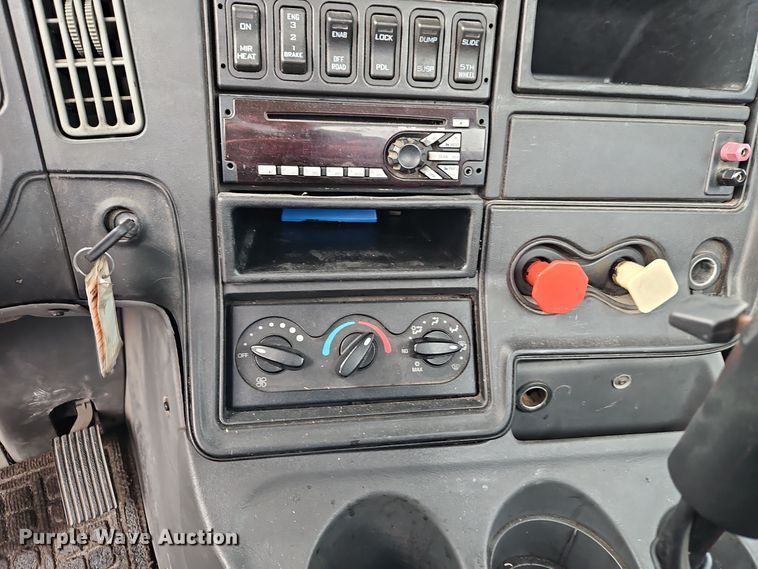 image for item EI8613 2014 International Prostar 122 semi truck