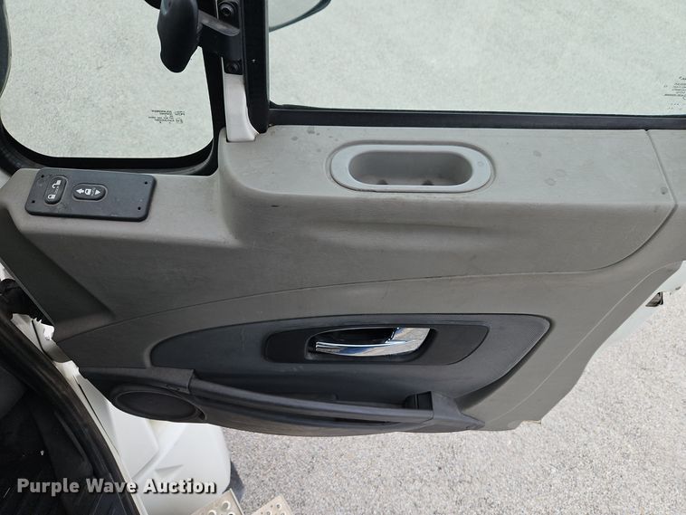 image for item EI8613 2014 International Prostar 122 semi truck