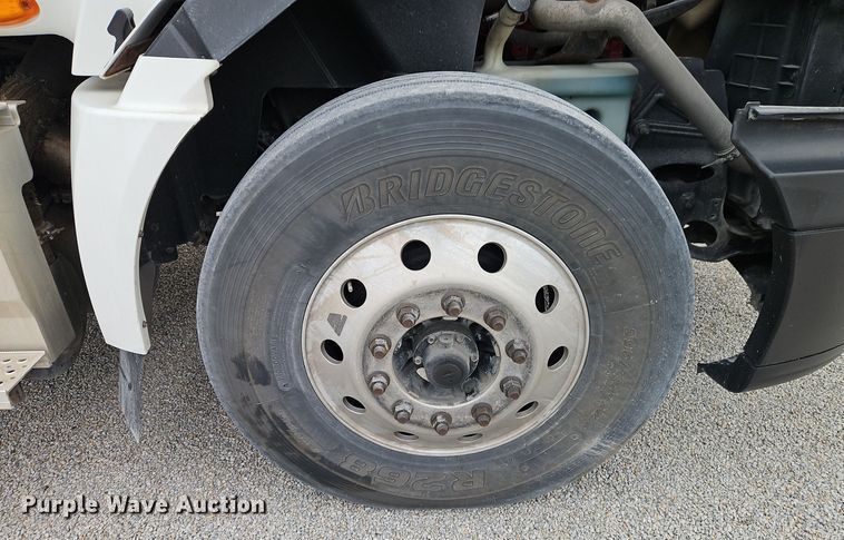 image for item EI8613 2014 International Prostar 122 semi truck