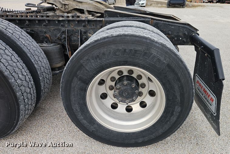 image for item EI8613 2014 International Prostar 122 semi truck