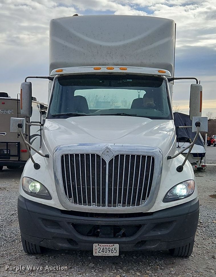 image for item EI8614 2016 International Prostar 122 6x4 semi truck
