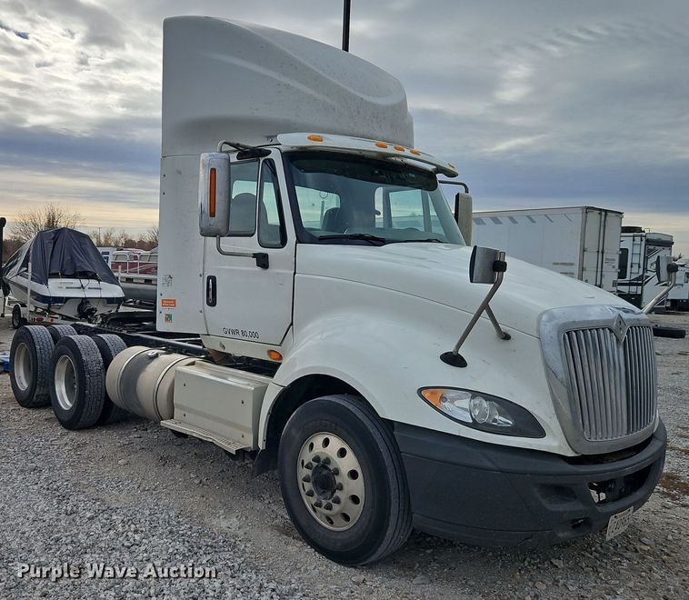 image for item EI8614 2016 International Prostar 122 6x4 semi truck