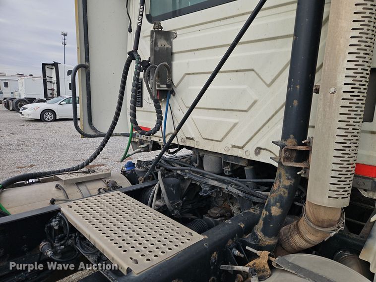 image for item EI8614 2016 International Prostar 122 6x4 semi truck