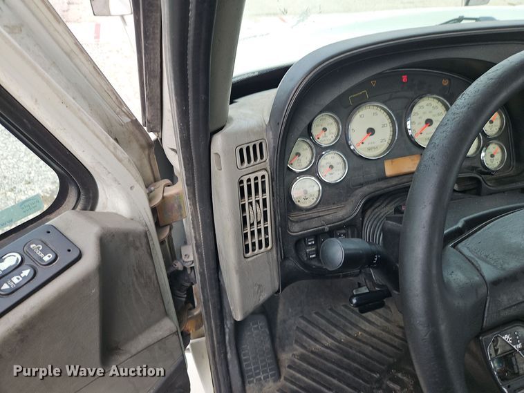 image for item EI8614 2016 International Prostar 122 6x4 semi truck