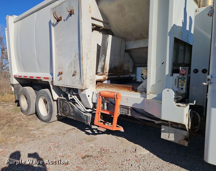 image for item EI8662 2005 Freightliner M2 Business Class refuse truck