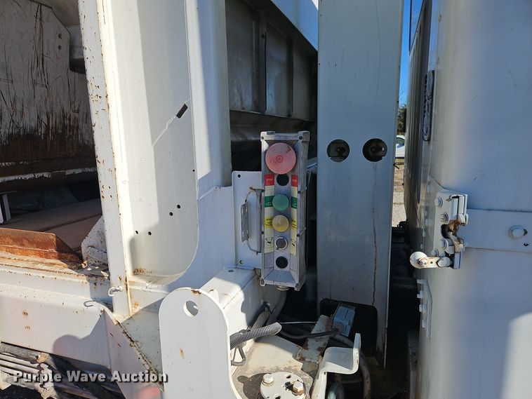 image for item EI8662 2005 Freightliner M2 Business Class refuse truck