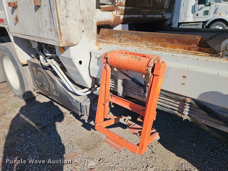 image for item EI8662 2005 Freightliner M2 Business Class refuse truck