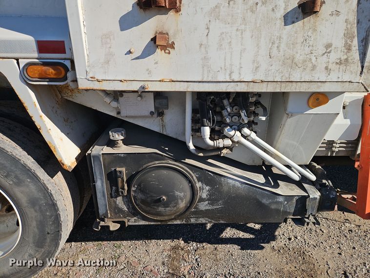 image for item EI8662 2005 Freightliner M2 Business Class refuse truck