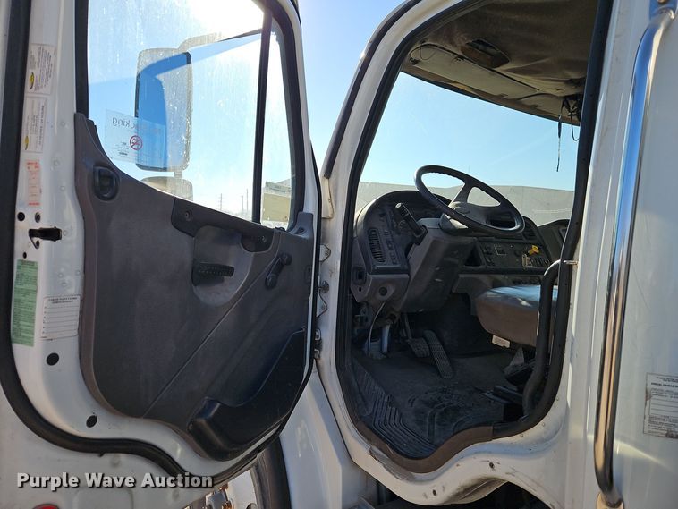 image for item EI8662 2005 Freightliner M2 Business Class refuse truck