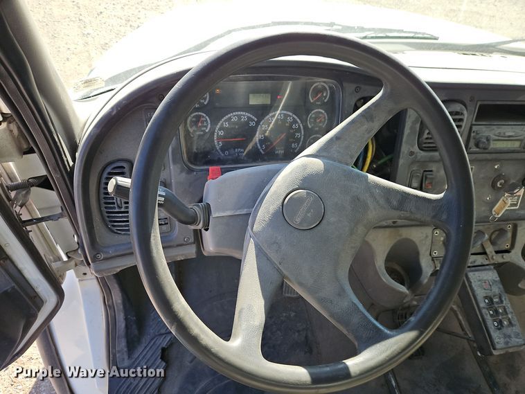 image for item EI8662 2005 Freightliner M2 Business Class refuse truck