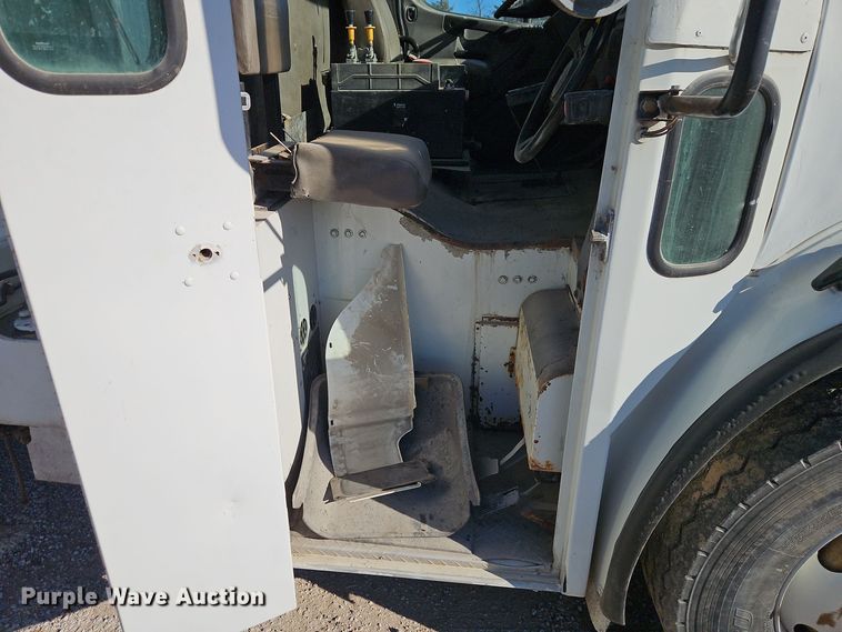 image for item EI8662 2005 Freightliner M2 Business Class refuse truck