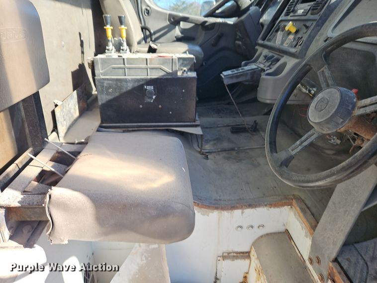 image for item EI8662 2005 Freightliner M2 Business Class refuse truck