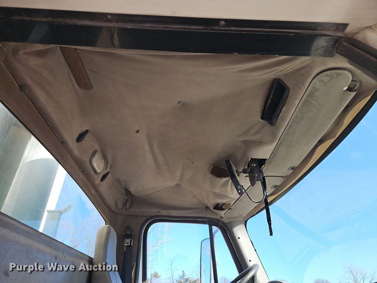 image for item EI8662 2005 Freightliner M2 Business Class refuse truck