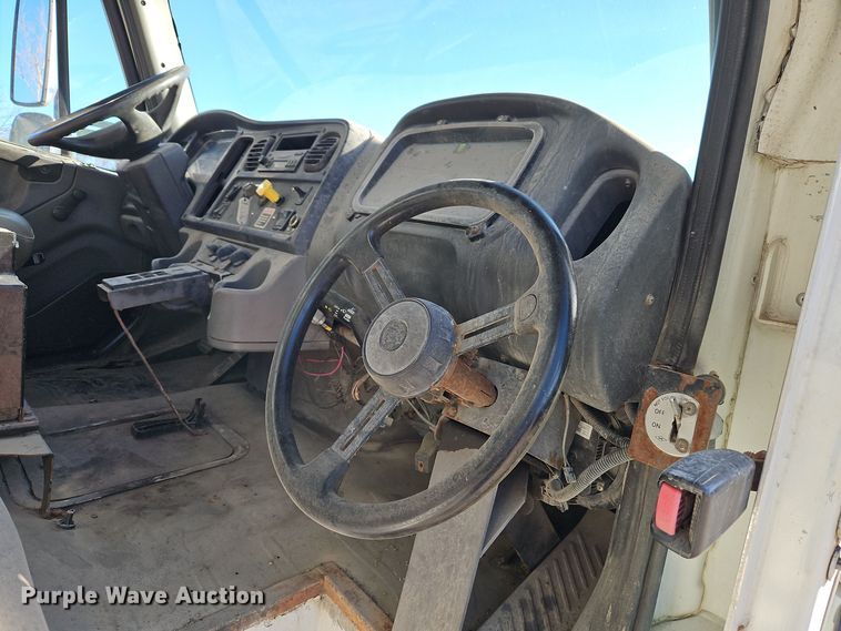 image for item EI8662 2005 Freightliner M2 Business Class refuse truck