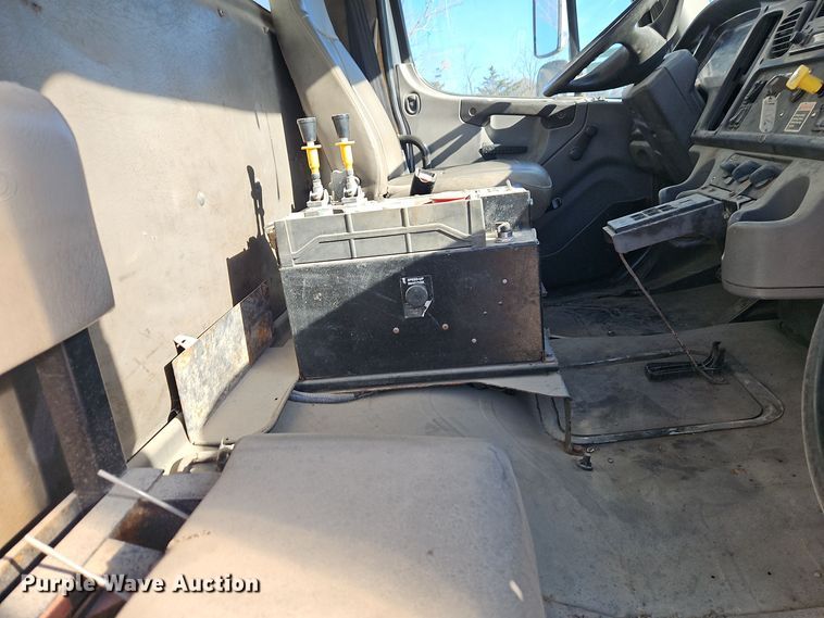 image for item EI8662 2005 Freightliner M2 Business Class refuse truck