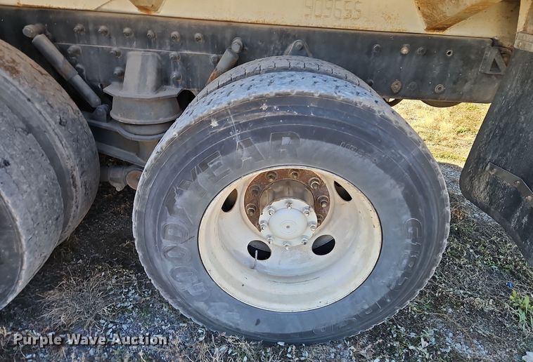 image for item EI8662 2005 Freightliner M2 Business Class refuse truck