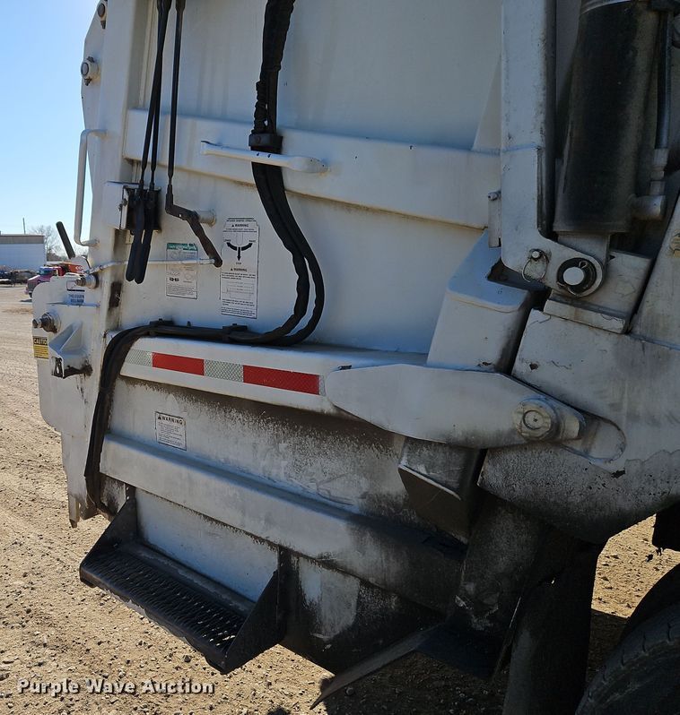 image for item EI8663 2010 International Workstar 7400  refuse truck