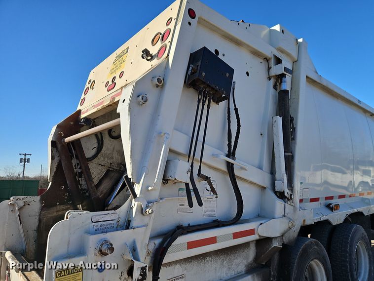 image for item EI8663 2010 International Workstar 7400  refuse truck