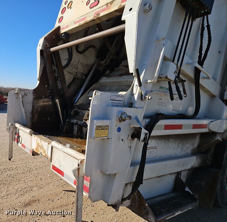 image for item EI8663 2010 International Workstar 7400  refuse truck