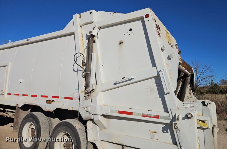 image for item EI8663 2010 International Workstar 7400  refuse truck
