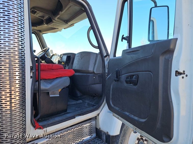 image for item EI8663 2010 International Workstar 7400  refuse truck