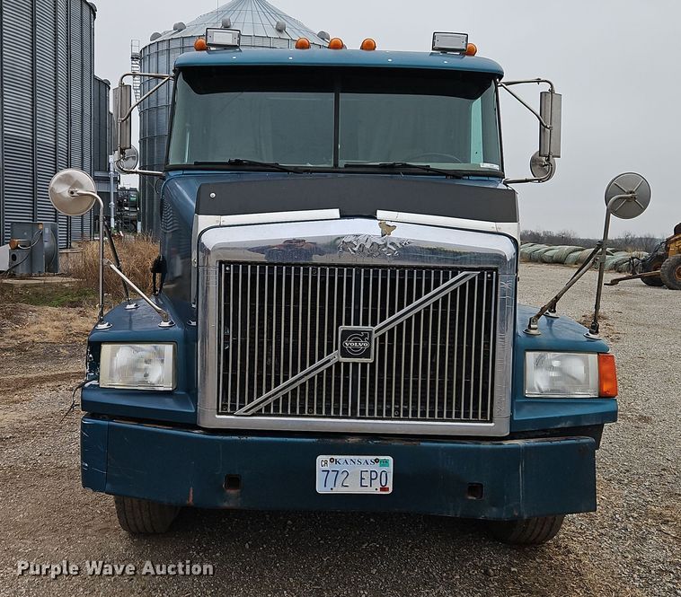 image for item EI8692 1996 Volvo WIA64T semi truck