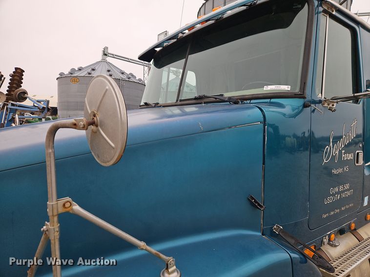 image for item EI8692 1996 Volvo WIA64T semi truck