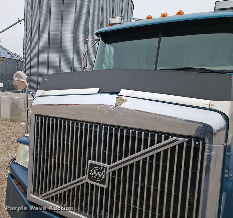 image for item EI8692 1996 Volvo WIA64T semi truck