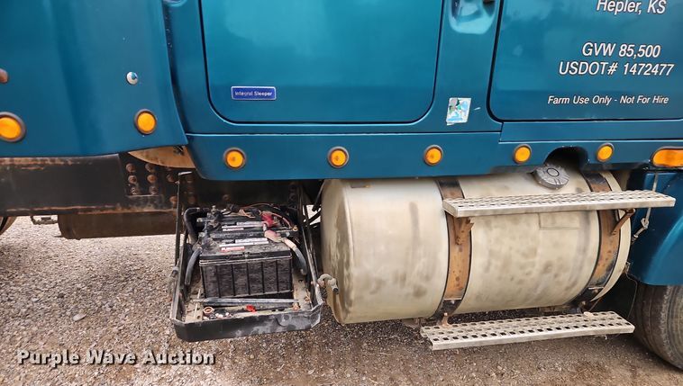 image for item EI8692 1996 Volvo WIA64T semi truck