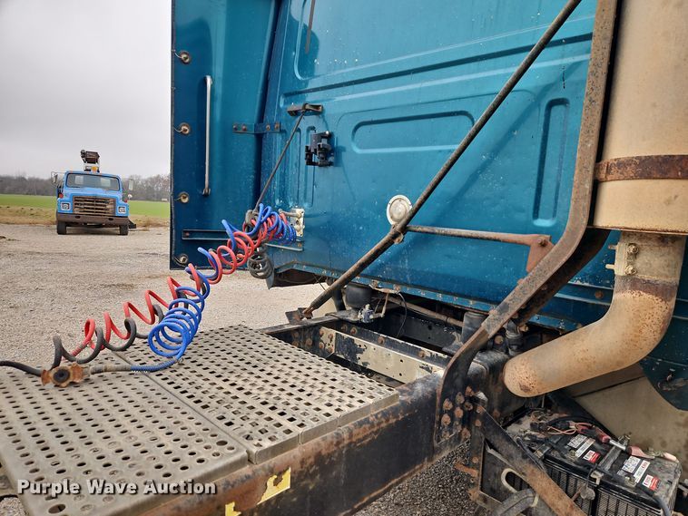 image for item EI8692 1996 Volvo WIA64T semi truck